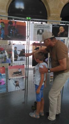 Des visiteurs de l'exposition anti-corrida "L'autre réalité de la corrida"