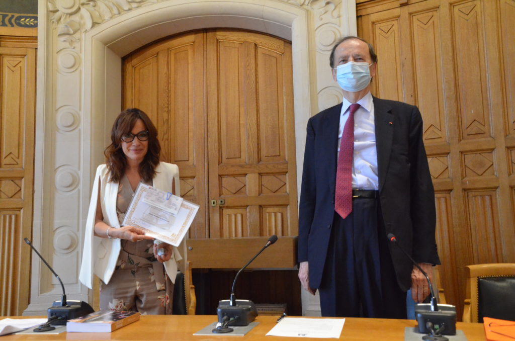 La lauréate pose avec son diplôme et le président de la LFDA