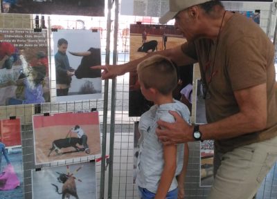 Des visiteurs à l'exposition "L'autre réalité de la corrida"